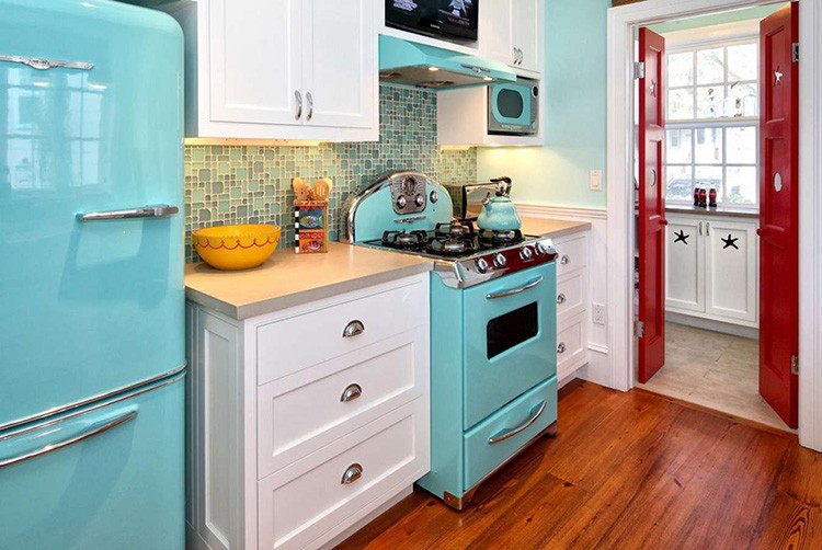 Холодильник, окрашенный в цвет, подходящий к интерьеру. В магазине такой не приобрести