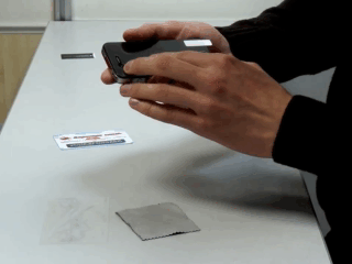Как наклеить плёнку на телефон без пузырьков фото1