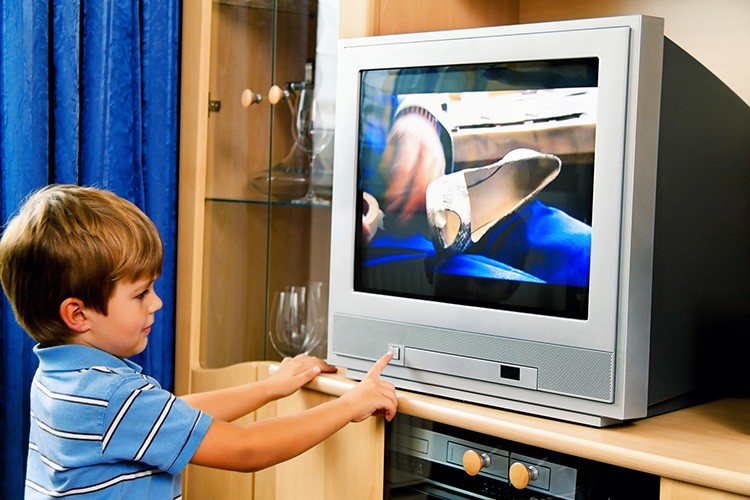 Когда вы смотрите телевизор на маленькой кухне, зрение должно падать строго на середину экрана.