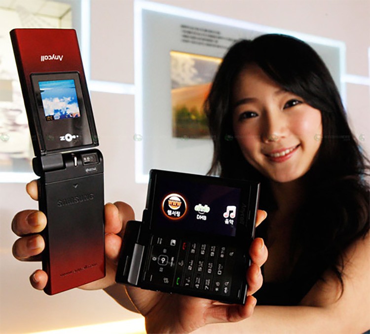 «Samsung SPH-W6450» − это телефон-раскладушка в две стороны
