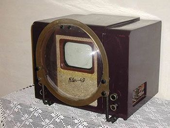 КВН-49 стал первым электронным телевизором в СССР. В некоторых семьях подобный антиквариат работает до сих пор – умели же делать!