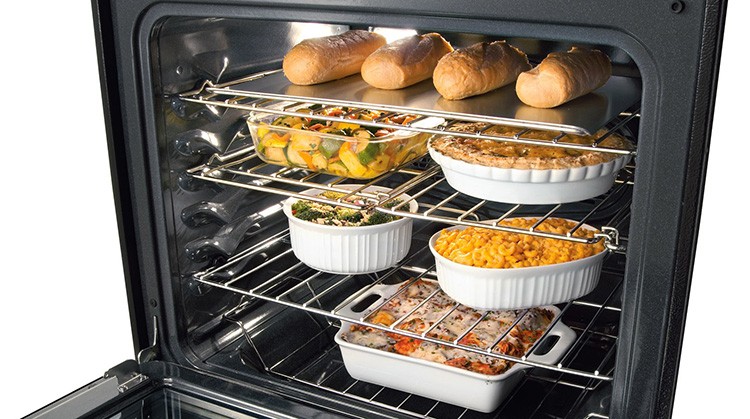 Плюсом конвекционной плиты можно считать возможность одновременного приготовления сразу нескольких блюд
