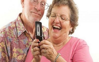 На связи с родителями: выбираем телефон с большими кнопками для пожилых и слабовидящих людей